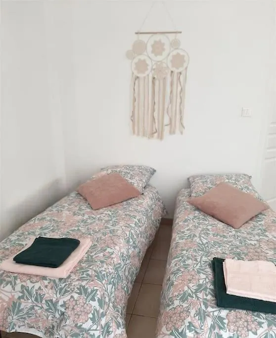 Proche Aeroport A Pied, Le Reve Rose. Apartment Tille France